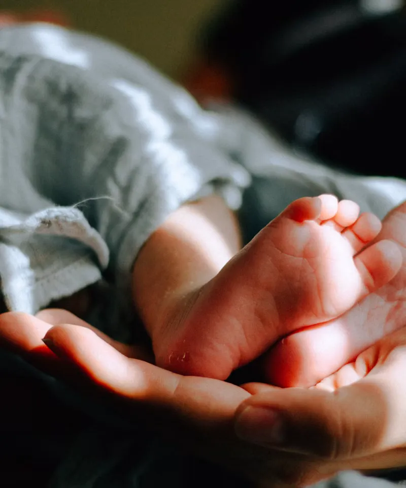 Babyvoetjes tijdens een voetreflexologie behandeling